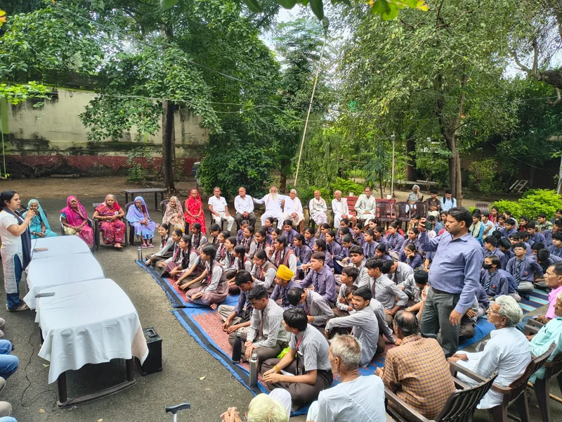 सेवा संकल्प अभियान के तहत वृद्धाश्रम में जनरेशन गैप दूर करने की पहल